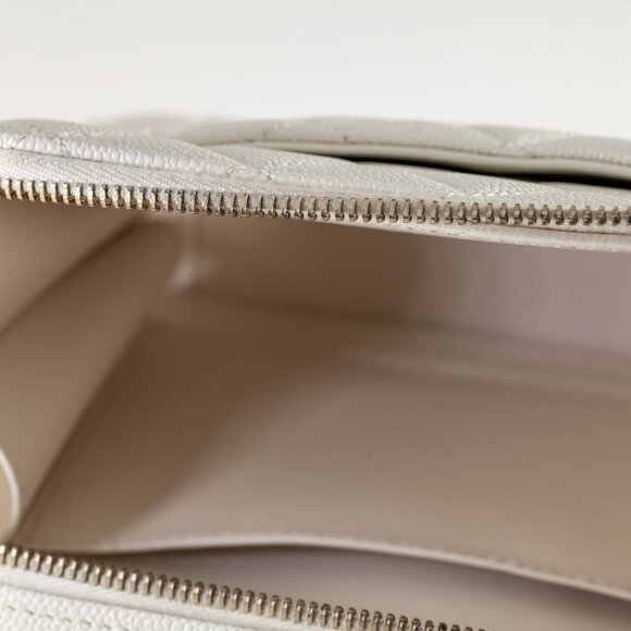 Chanel Quilted White Caviar Pick Me Up Vanity Case Gorgeous Condition! - Picture 8 of 11